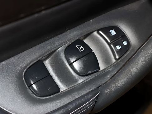Used 2020 Nissan Rogue SV w/ Premium Package FWD image 12