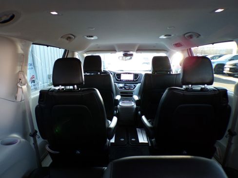 Used 2023 Chrysler Pacifica Touring-L image 7