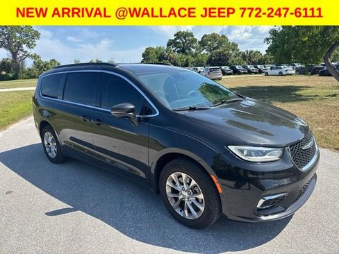 Certified 2022 Chrysler Pacifica Touring-L w/ Uconnect Theater Family Group AWD/4WD image 5