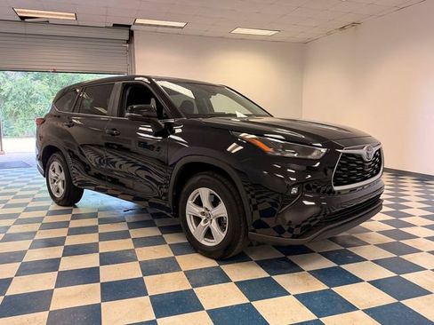 Used 2023 Toyota Highlander LE FWD image 1