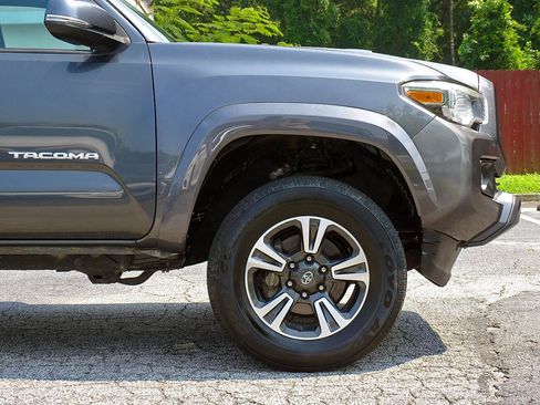 Used 2019 Toyota Tacoma TRD Sport w/ Technology Package AWD/4WD image 13