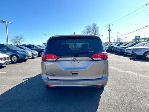 Used 2018 Chrysler Pacifica Touring-L image 12