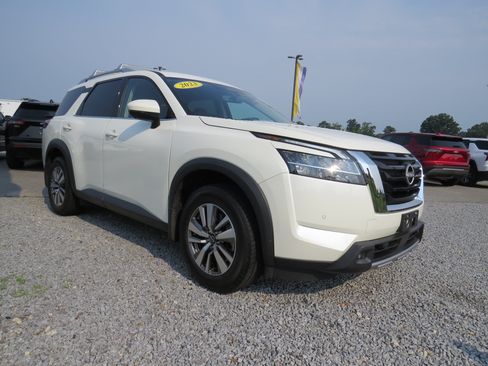 Used 2023 Nissan Pathfinder SL AWD/4WD image 3