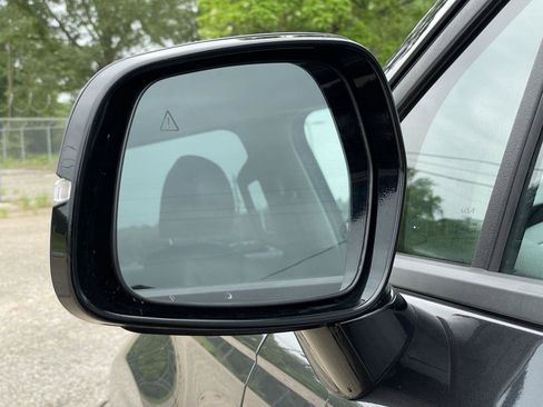 Used 2025 Kia Carnival FWD image 32