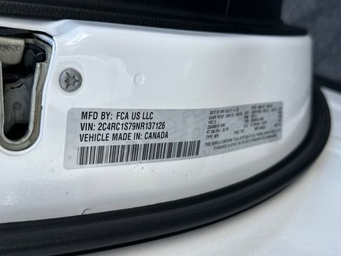 Used 2022 Chrysler Pacifica Limited w/ Uconnect Theater Family Group image 22