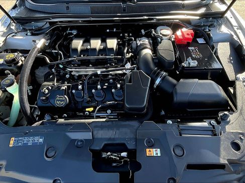 Used 2017 Ford Taurus Limited image 9