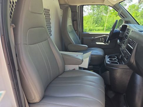 Used 2020 Chevrolet Express 3500 w/ Driver Convenience Package RWD image 17