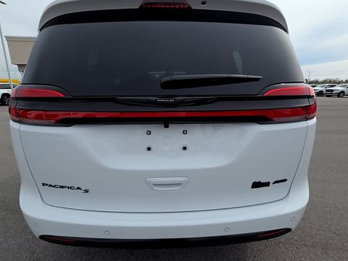 New 2026 Chrysler Pacifica Select image 6
