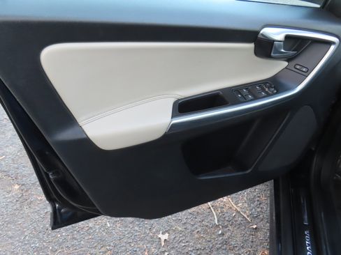 Used 2017 Volvo XC60 T6 Dynamic w/ Climate Package image 10