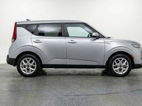 Used 2025 Kia Soul LX w/ LX Technology Package image 11