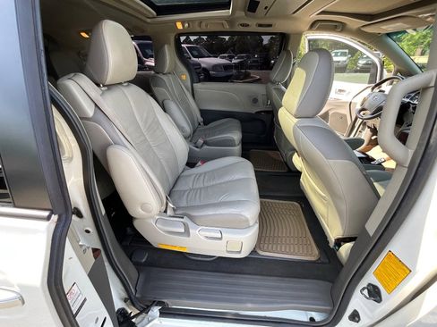 Used 2011 Toyota Sienna Limited image 29