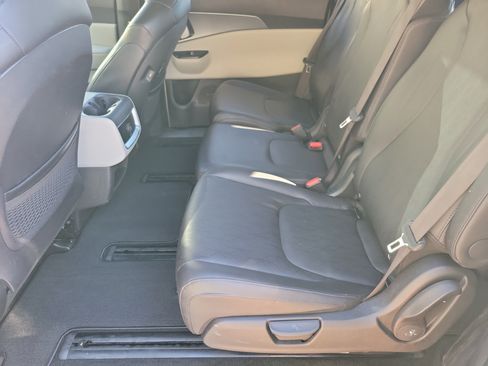 Used 2023 Kia Carnival LX image 8