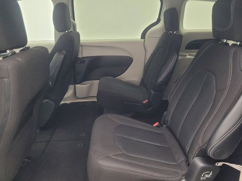 Used 2023 Chrysler Voyager LX image 18