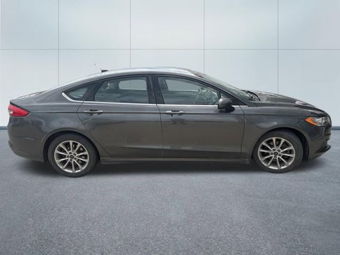 Used 2017 Ford Fusion SE FWD image 2