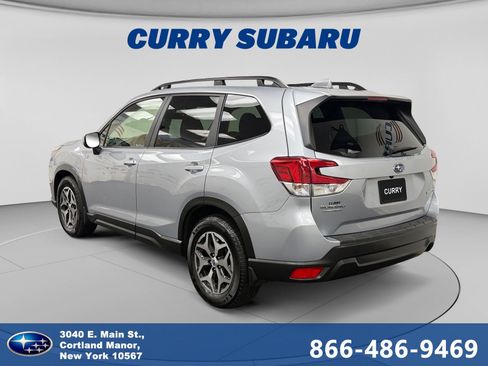 Used 2022 Subaru Forester Premium AWD/4WD image 3