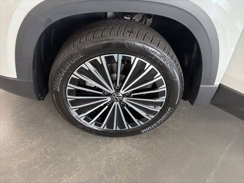 Used 2025 Volkswagen Taos SE FWD image 26