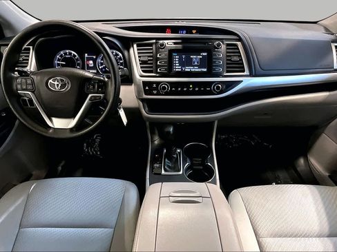 Used 2019 Toyota Highlander LE AWD/4WD image 15