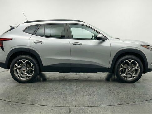 Used 2025 Chevrolet Trax LT w/ LT Convenience Package FWD image 11