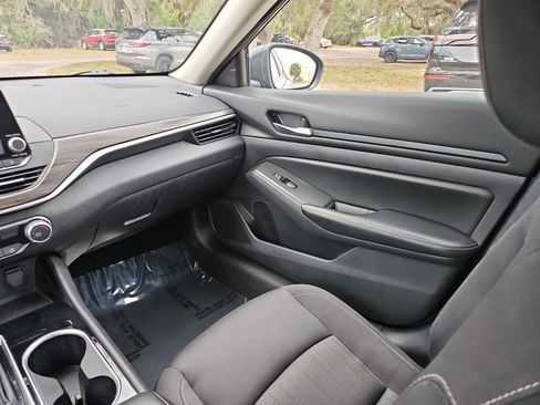 Used 2024 Nissan Altima 2.5 SV image 11