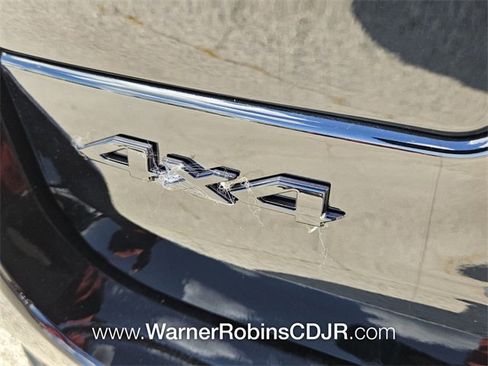 New 2025 Jeep Grand Cherokee Altitude image 10