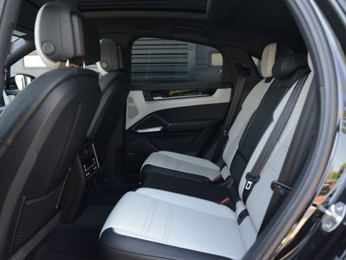 Certified 2024 Porsche Cayenne GTS AWD/4WD image 32