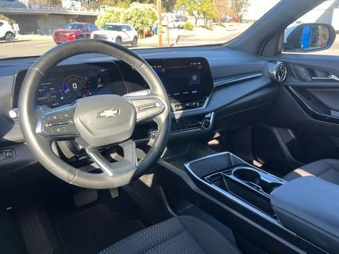 Used 2025 Chevrolet Equinox LT AWD/4WD image 12