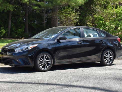 Used 2022 Kia Forte LXS FWD image 2
