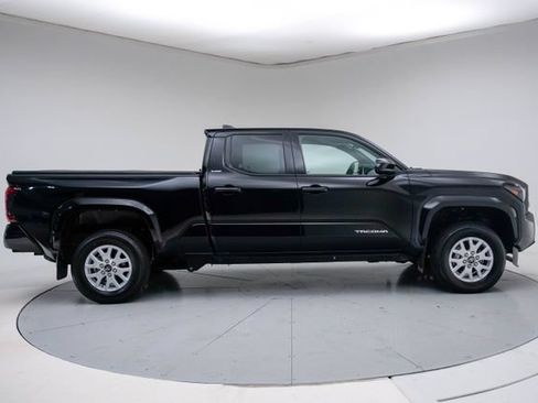 Used 2025 Toyota Tacoma SR5 AWD/4WD image 9