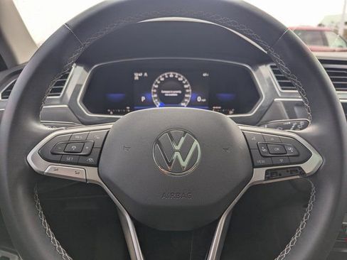 Used 2022 Volkswagen Tiguan SE w/ Panoramic Sunroof Package image 20