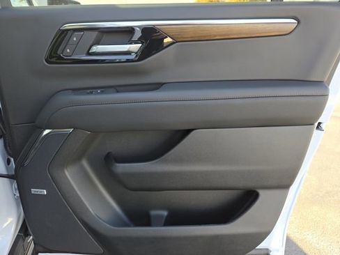 New 2026 Chevrolet Suburban High Country image 32