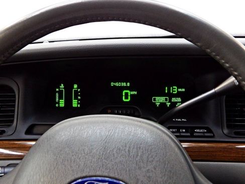 Used 2003 Ford Crown Victoria LX RWD image 15