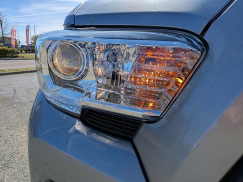 Used 2018 Toyota Tacoma SR w/ SR Convenience Package image 10