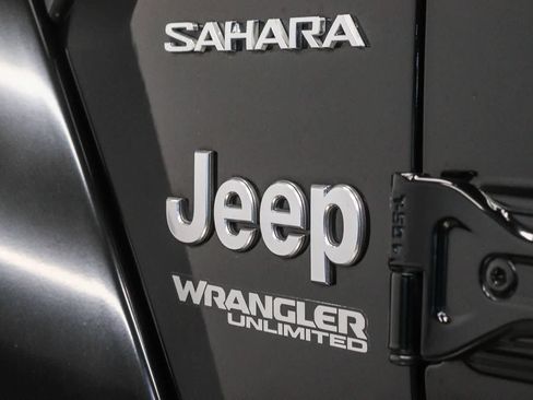 Used 2019 Jeep Wrangler Unlimited Sahara AWD/4WD image 13