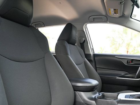 Used 2020 Toyota RAV4 LE image 17