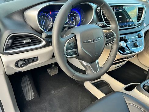 Used 2024 Chrysler Pacifica Touring-L image 16
