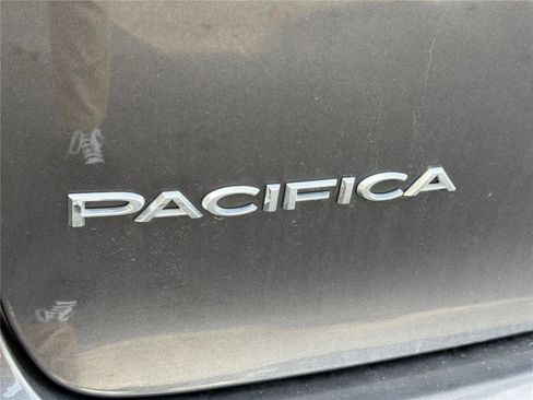 Used 2022 Chrysler Pacifica Touring-L image 7