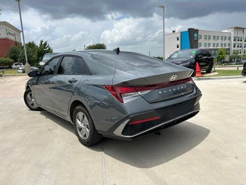 Used 2025 Hyundai Elantra SE FWD image 4