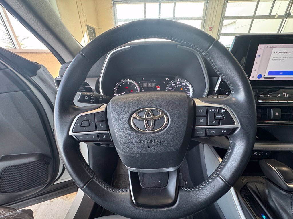 Used 2023 Toyota Highlander XLE FWD image 28