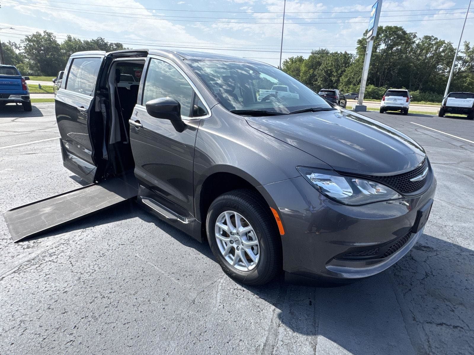 Used 2022 Chrysler Voyager LX FWD image 2