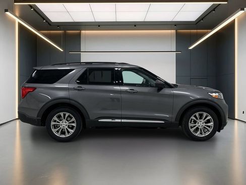 Used 2021 Ford Explorer XLT w/ Equipment Group 202A AWD/4WD image 7