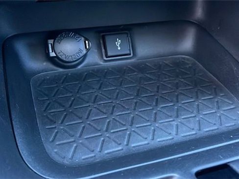 Used 2022 Toyota RAV4 XLE Premium image 17