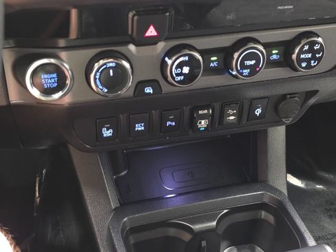 Used 2018 Toyota Tacoma TRD Sport w/ Technology Package AWD/4WD image 36