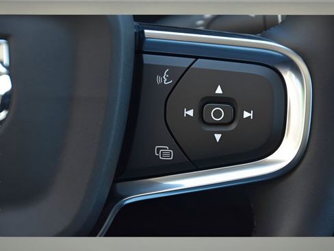 Certified 2025 Volvo XC40 B5 Plus w/ Protection Package Premier image 27