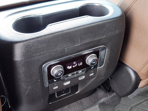 Used 2024 Chevrolet Suburban High Country AWD/4WD image 32