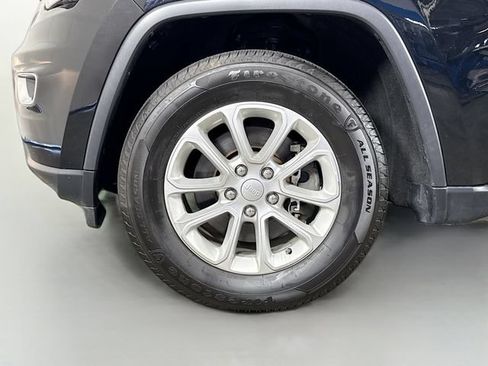 Used 2021 Jeep Grand Cherokee Laredo X AWD/4WD image 32