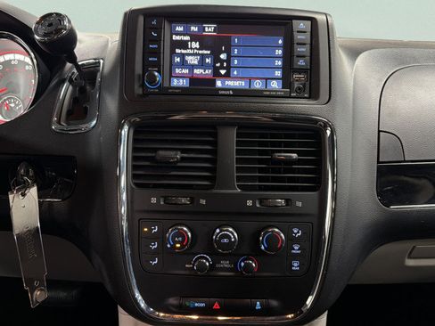 Used 2017 Dodge Grand Caravan SXT FWD image 39
