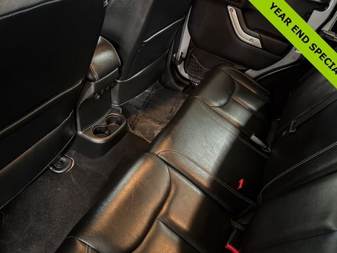 Used 2015 Jeep Wrangler Unlimited Rubicon image 12
