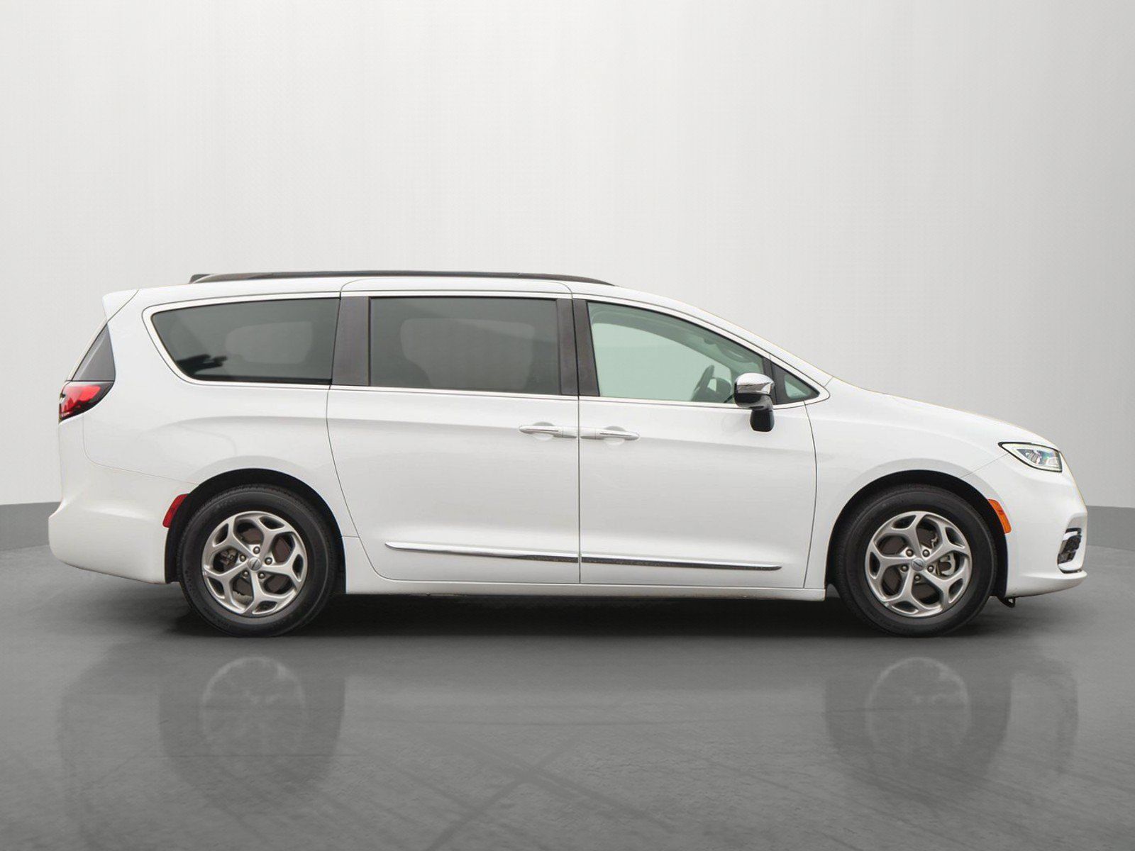 Used 2023 Chrysler Pacifica Limited FWD image 8