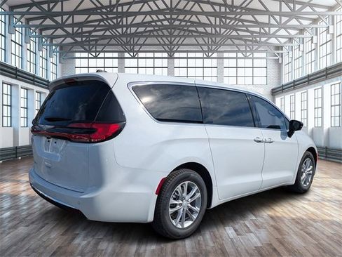 New 2026 Chrysler Pacifica Select image 4