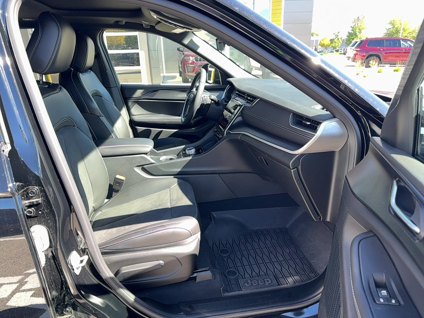 Used 2025 Jeep Grand Cherokee Altitude AWD/4WD image 20